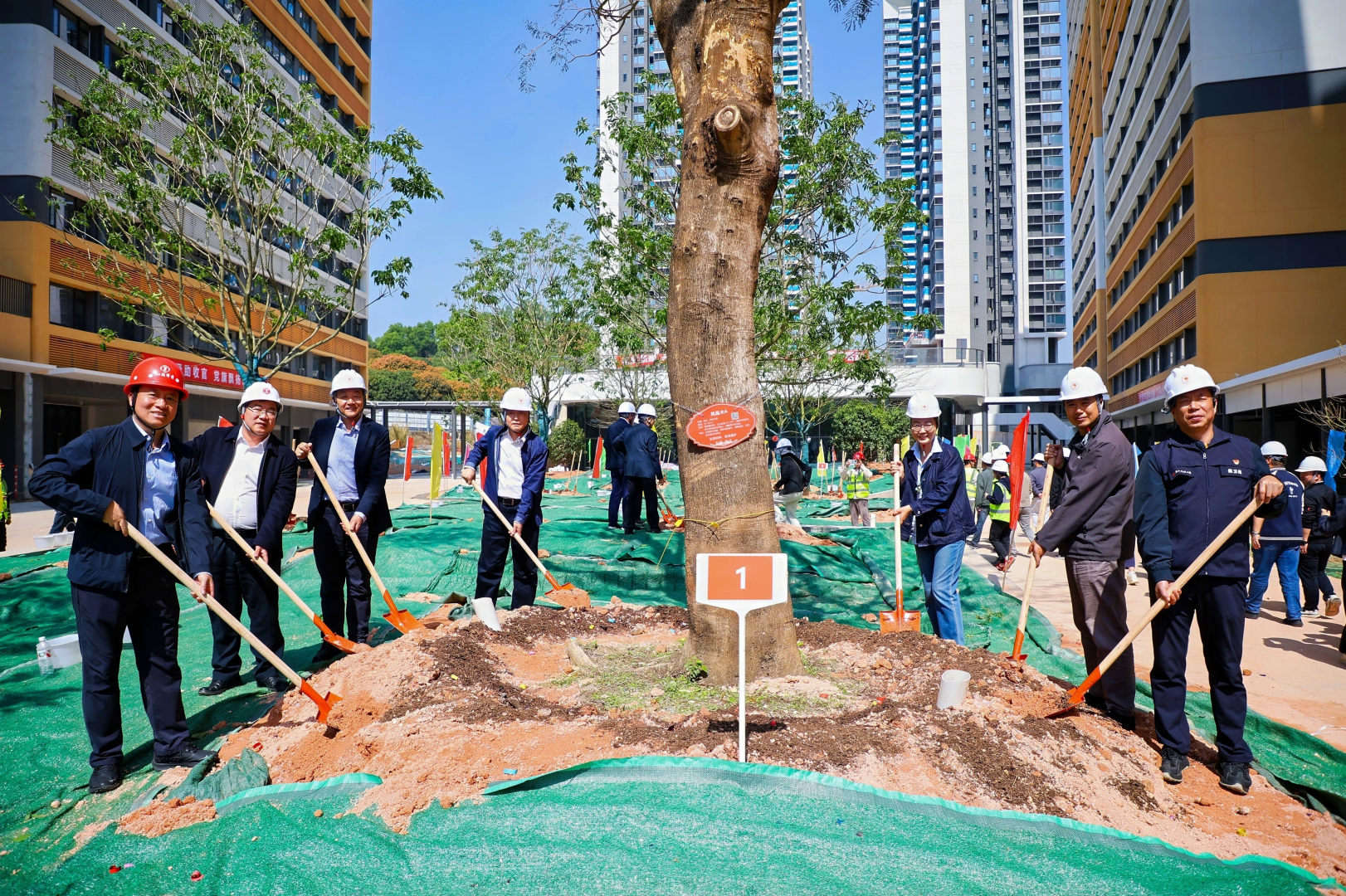 我校于在建三期医学院开展植树活动